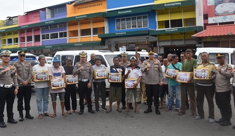 Polresta Tanjungpinang Salurkan Bantuan Sembako Kepada Supir Oplet dan Ojek