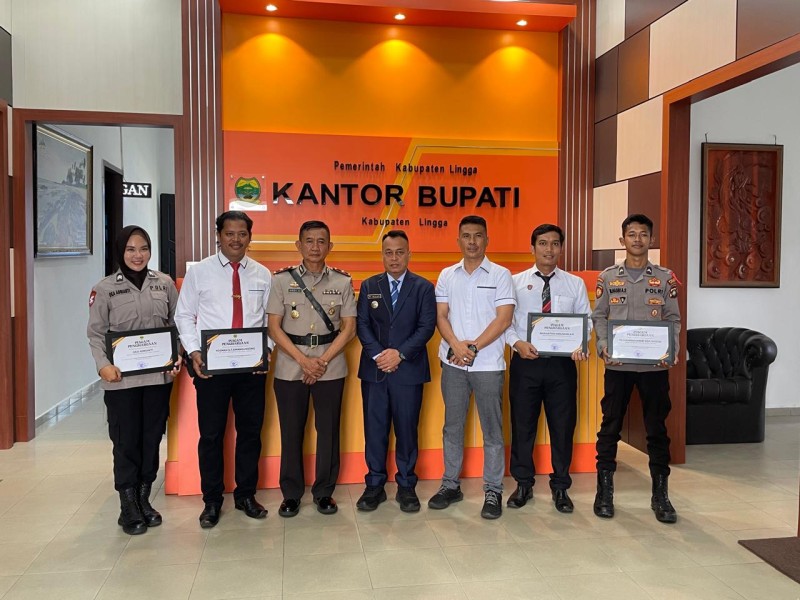 Bupati Lingga Beri Penghargaan Kepada Polsek Daik