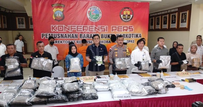 Polda Kepri Gagalkan Pengiriman 32 Kilogram Bunga Ganja dari Thailand