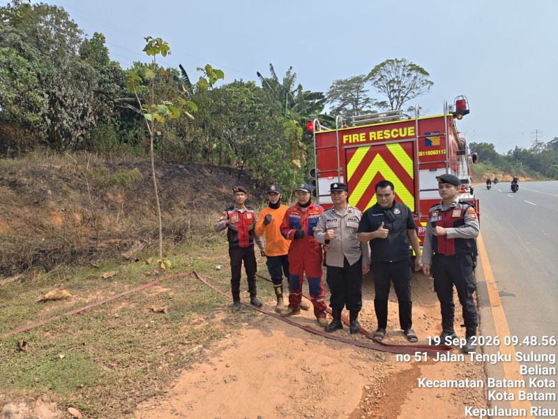 Polsek Batam Kota dan Damkar BP Batam Sigap Padamkan Kebakaran Ilalang di Barcelona Residen