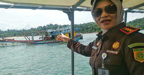Kejari Batam Musnahkan 2 Kapal Ikan Vietnam di Perairan Kepri Coral