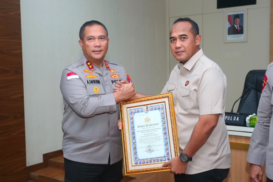 Kapolda Kepri Serahkan Penghargaan Kapolri kepada Lima Satker Berpredikat Pelayanan Prima