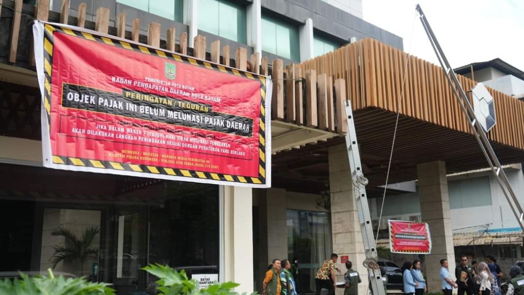 Bapenda dan JPN Kejari Batam Pasang Spanduk Peringatan Pajak