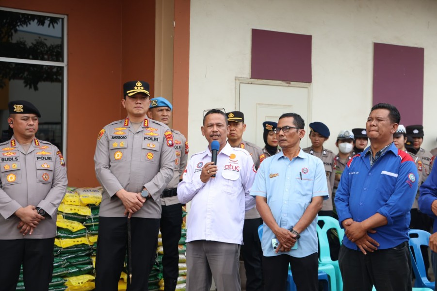 Polda Kepri Salurkan Bantuan Sosial untuk 1.025 Karyawan PT Ghim Li Indonesia