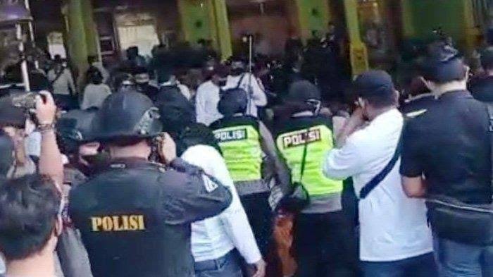 Setelah Dikepung Polisi Seharian, Anak Kiai di Jombang Akhirnya Menyerahkan Diri