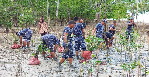 Lanal Tbk Tanam 5 Ribu Pohon Mangrove di Pantai Pongkar Karimun