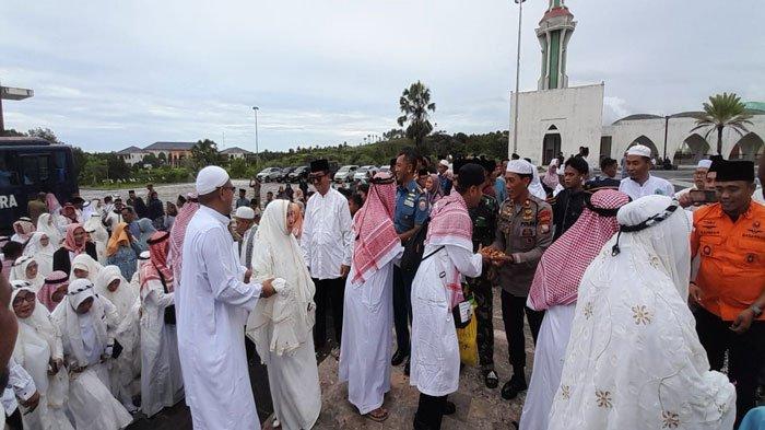 Keluarga Sambut Kepulangan Jemaah Haji asal Natuna di Masjid Agung dengan Sukacita