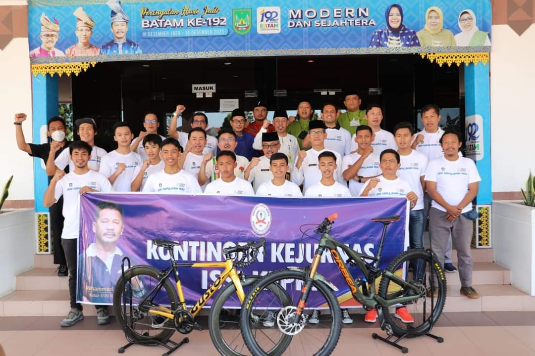Jefridin Melepas Kontingen ISSI Kepri Mengikuti Kejurnas Balap Sepeda INC
