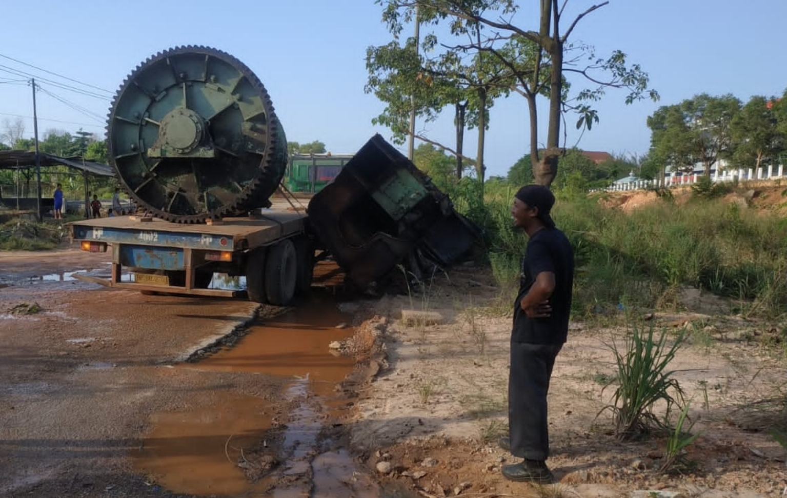 Akibat Jalan Rusak Parah, Trailer Bawa Material Industri Ambruk di Jalan Provinsi Hang Kesturi Kabil
