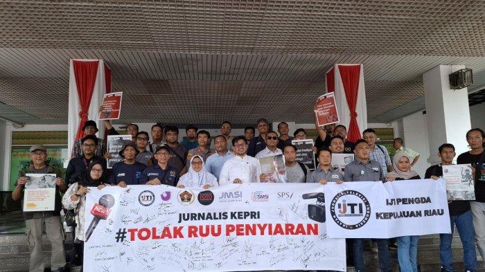 RUU Penyiaran Dinilai Ancam Kebebasan Pers, Sejumlah Jurnalis di Batam Gelar Aksi Damai