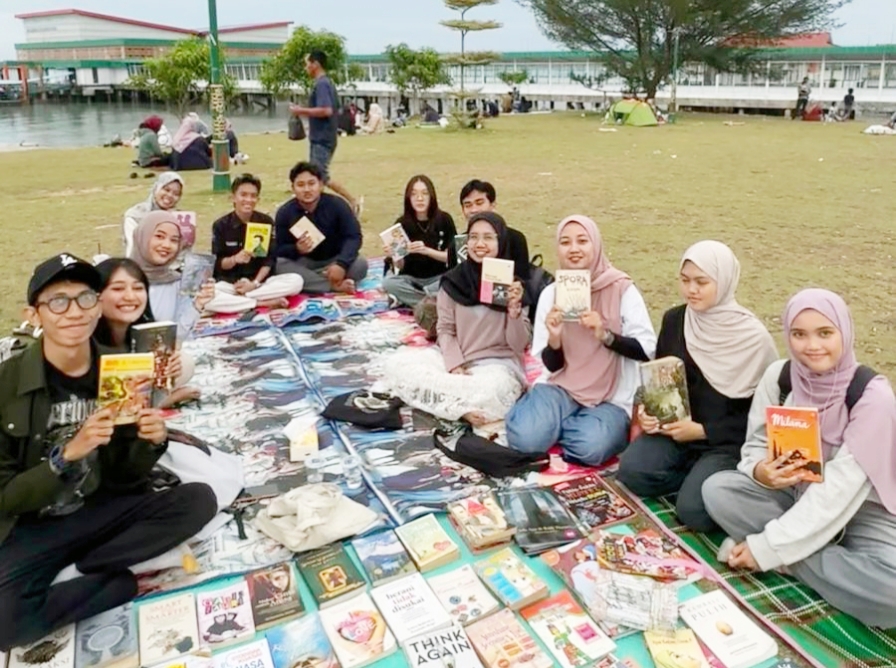 CYL Community Rutin Gelar Baca Buku Gratis di Tepi Laut Tanjungpinang, Dorong Budaya Literasi Pesisir