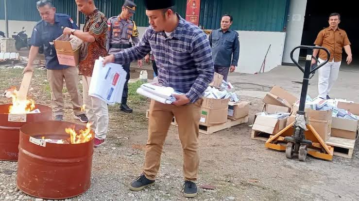 Jelang Pemilu, KPU Batam Musnahkan Ribuan Surat Suara