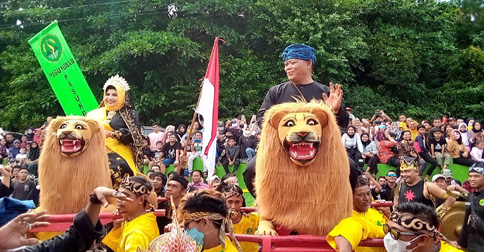 Ribuan Warga Tanjungpinang Antusias Saksikan Pawai Budaya dan Mobil Hias
