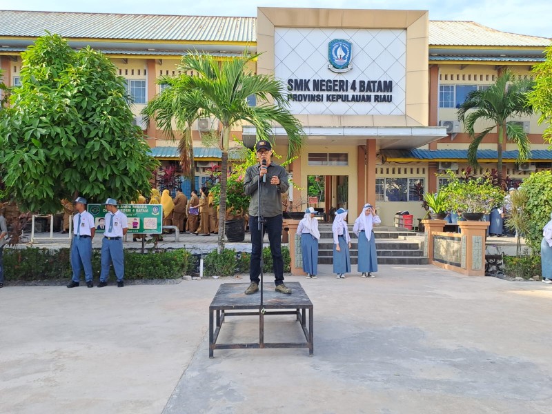 Nada dan Kata-Kata: Siswi SMKN 4 Batam Raih Penghargaan Literasi PWI