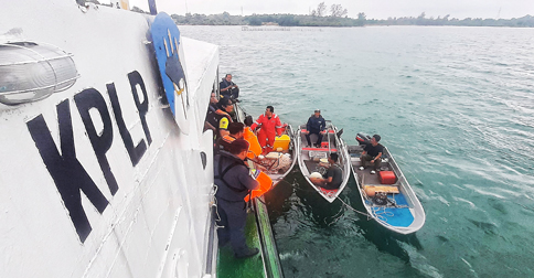 PWI Bintan dan PPLP Tanjunguban Bagikan Life Jacket kepada Nelayan di Perairan Teluk Sasah