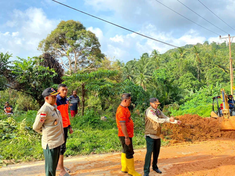 Hujan Deras di Kute Siantan Sebabkan Tanah Longsor