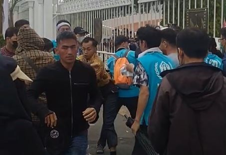 Unjuk Rasa Pengungsi Afghanistan Ricuh di Depan Kantor Wali Kota Batam