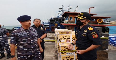 Lantamal IV dan Bea Cukai Amankan 8.784 Botol Minuman Beralkohol Senilai Rp 4,38 Milyar di Perairan Tanjung Datuk Batam
