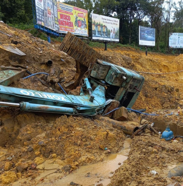 Ternyata Eskavator Penyabab Rusaknya Pipa Air di Simpang Baloi
