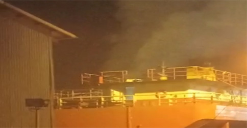 Kapal Tongkang Terbakar di Galangan PT Sumber Samudra Makmur Batuampar