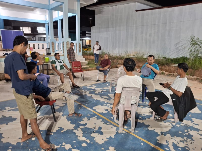 Ayam Broiler Bikin Ribut, Ayam Kampung Jadi Penutup: Kisah Serius yang Tidak Serius di Fasum Biru