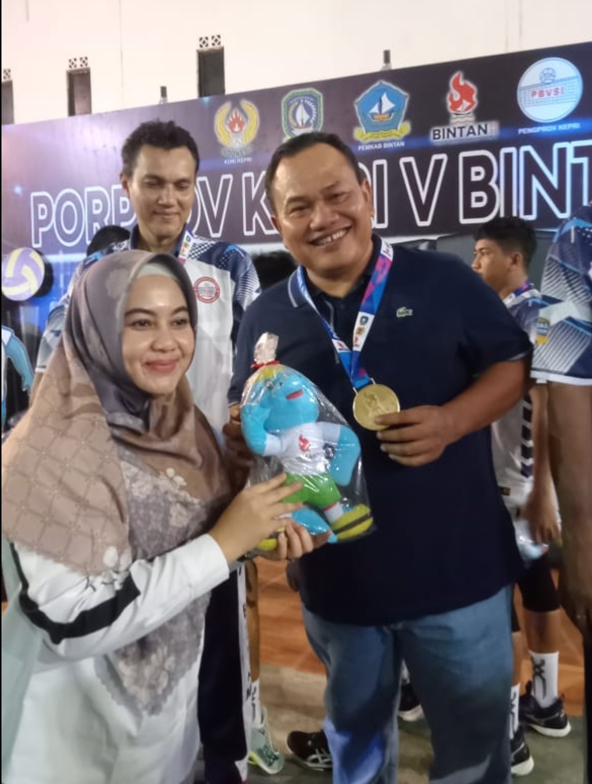 Batam Kawinkan Medali Emas Bola Voli Putra dan Putri