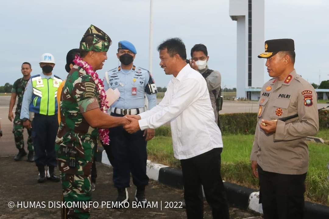 Rudi Jemput Panglima TNI Andika Perkasa Di Bandara Hang Nadim Batam