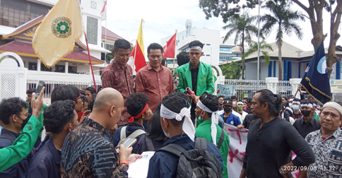 Demo Tolak Kenaikan Harga BBM di Gedung DPRD Batam, Aliansi Mahasiswa Serukan Berbagai Tuntutan