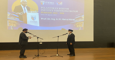 Asman Abnur Lantik Hairul Abral Sebagai Rektor Iteba Periode 2022-2026