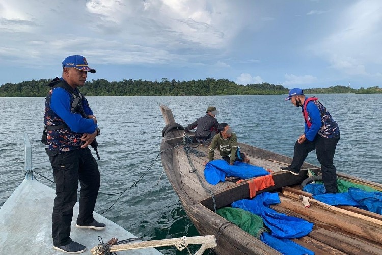 Polres Lingga Gagalkan Pengiriman Kayu Tanpa Dokumen ke Inhil di Perairan Tanjung Kelit