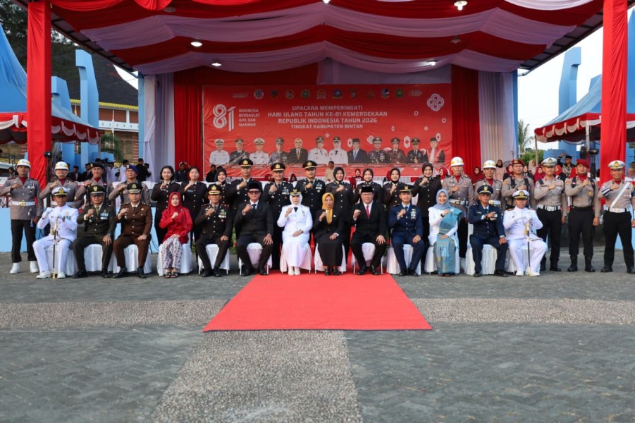 Penurunan Bendera HUT RI ke-81 di Kijang Berlangsung Khidmat, Wabup Deby Apresiasi Paskibraka dan Masyarakat