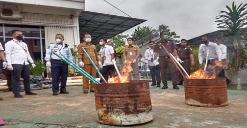 Kejari Bintan Musnahkan Barang Bukti dari Berbagai Perkara Inkracht