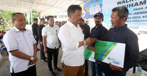Muhammad Rudi Kembali Serahkan Kartu BPJS Ketenagakerjaan untuk 691 Nelayan Batam