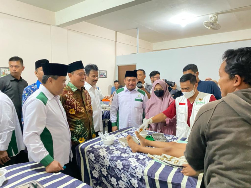 Rudi Beri Uang Saku Anak Khitanan BAZNAS Bersama IPIM Batam