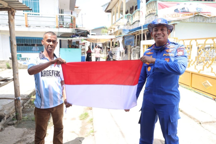 Kibarkan Semangat Merah Putih dari Pulau Kasu, Ditpolairud Polda Kepri Bagikan 1.000 Bendera Sambut HUT Ke-81 RI
