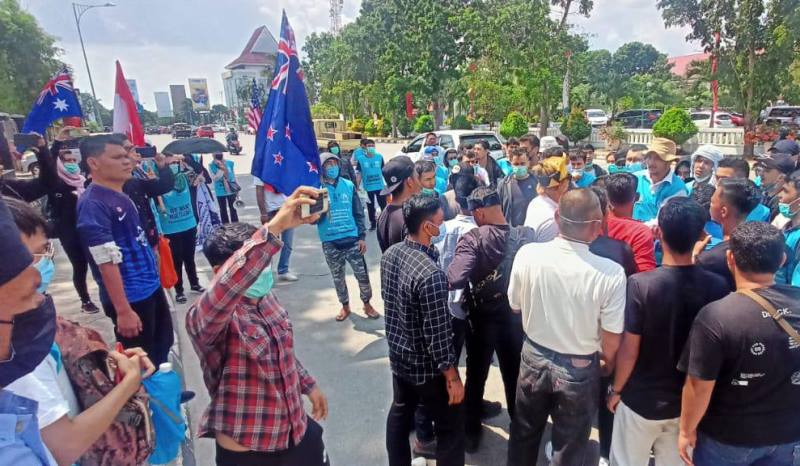 Ricuh, Pengungsi Afganistan Kibarkan Bendera Asing saat Demo di Batam