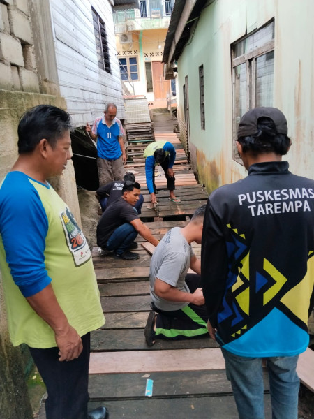 Jumat Berlian, Kelurahan Tarempa Perbaiki Pelantar