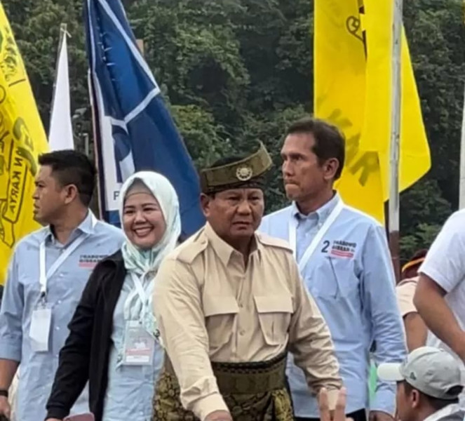 Kampanye di Batam, Prabowo Joget Bersama Ribuan Simpatisan