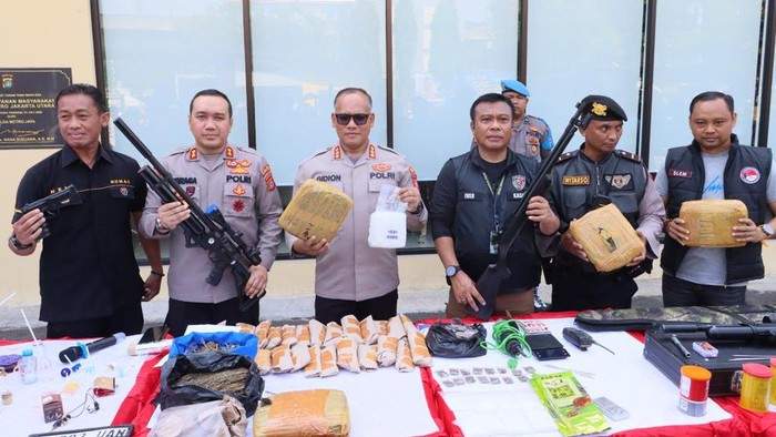 Berkilo-kilo Narkoba dan Airsoft Gun dari Kampung Bahari Disita
