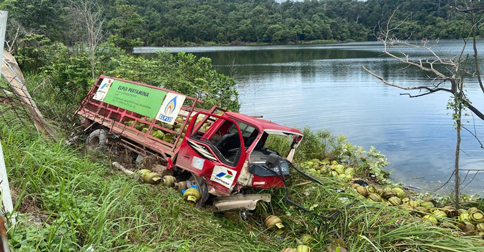 Hindari Toyota Rush, Truk Pengangkut Tabung Gas Terjun ke Dam Mukakuning