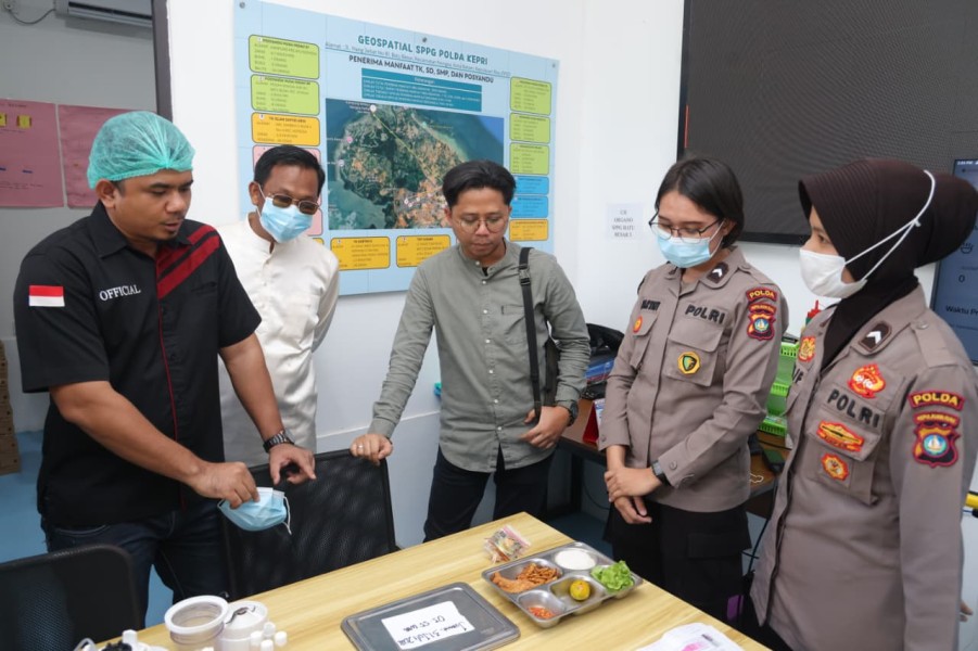 SPPG Polda Kepri Jadi Percontohan, DPRD Batam, Mahasiswa dan Komunitas Ojol Tinjau Langsung Layanan Pemenuhan Gizi