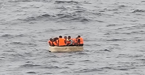 KN Belut Laut-406 Bakamla RI Evakuasi Korban Kapal Tenggelam di Perairan Natuna