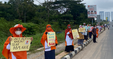 PKS Batam Gelar Aksi Flash Mob Tolak Kenaikan Harga BBM di Simpang Kepri Mall
