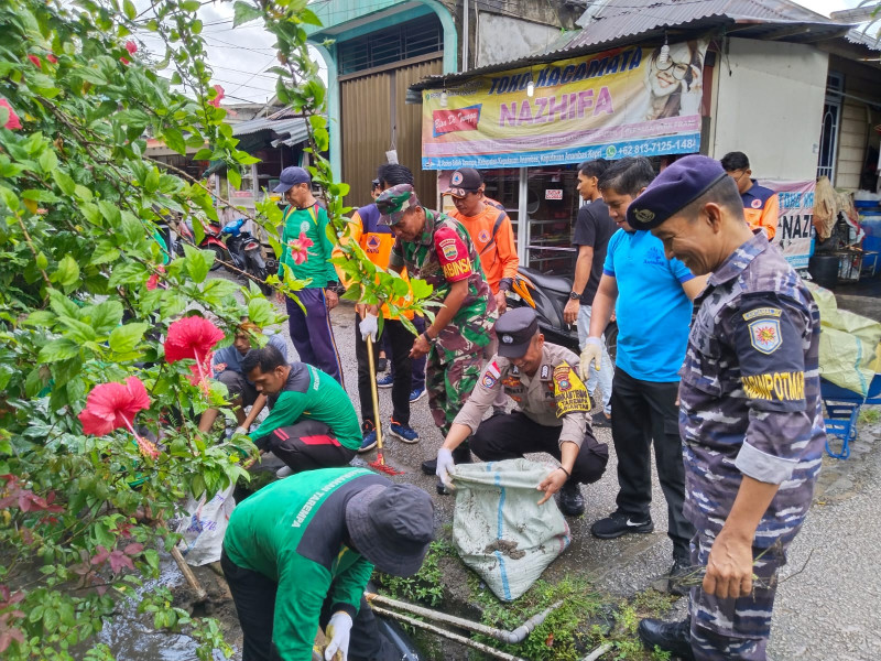 Jumat Berlain di Kelurahan Tarempa Sisir Sungai dan Gorong
