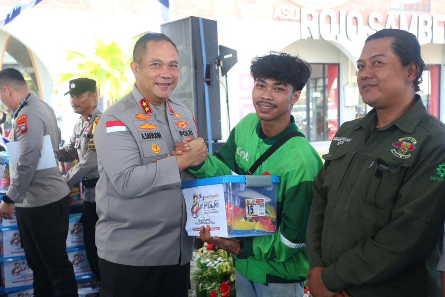 Kapolda Kepri Rayakan Hari Bhayangkara ke-80 Bersama Warga Bengkong, Nobar Piala Dunia dan Salurkan 500 Paket Bansos