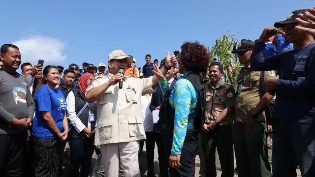 Momen Akrab Prabowo dengan Mantan Menteri Susi Pudjiastuti di Pantai Pangandaran