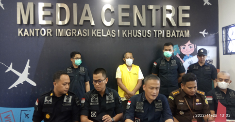 Imigrasi Batam Tangkap WNI Pemalsu Cap Paspor Keluar Masuk Indonesia di Malaysia